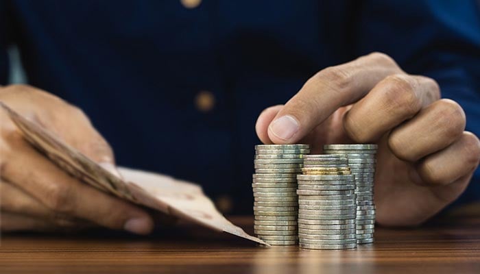 A representational image of a mans hands counting coins. — Vecteezy free images