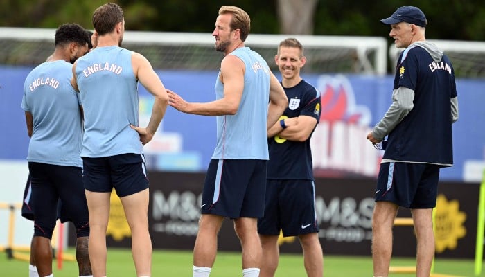 Englands forward #09 Harry Kane (C) speaks with teammates as Englands German head coach Thomas Tuchel (R) looks on during a training session as part of the team´s preparation for its FIFA World Cup football tournament opening match against Croatia at the team´s training camp in Palm Beach Gardens on June 9, 2026. — AFP
