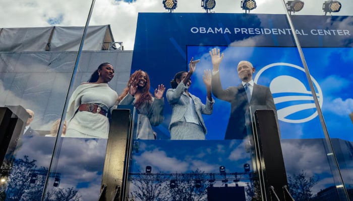 Barack Obamas daughters Malia, Sasha spotted during rare public appearance