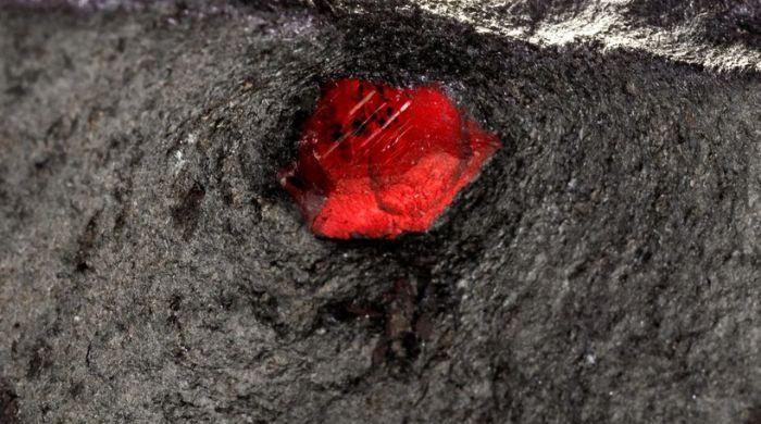 Mars Meteorite NWA 8171: Scientists discover first-ever garnet in Martian sample 