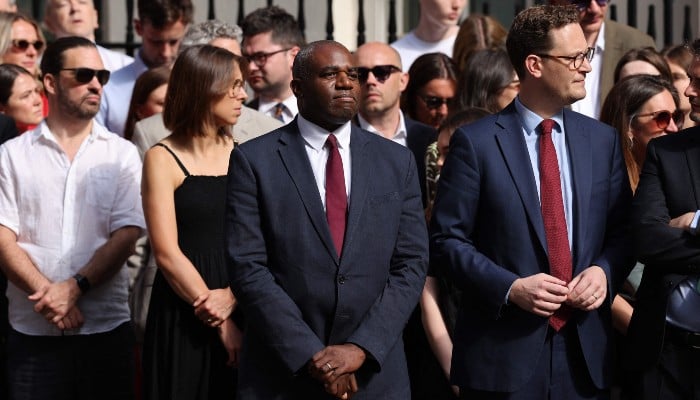 Britains Justice Secretary and deputy Prime Minister David Lammy (C) waits with members of Downing Street staff before Britain´s Prime Minister Keir Starmer makes a statement on his future outside 10 Downing Street on the morning of June 22, 2026, in London. — AFP