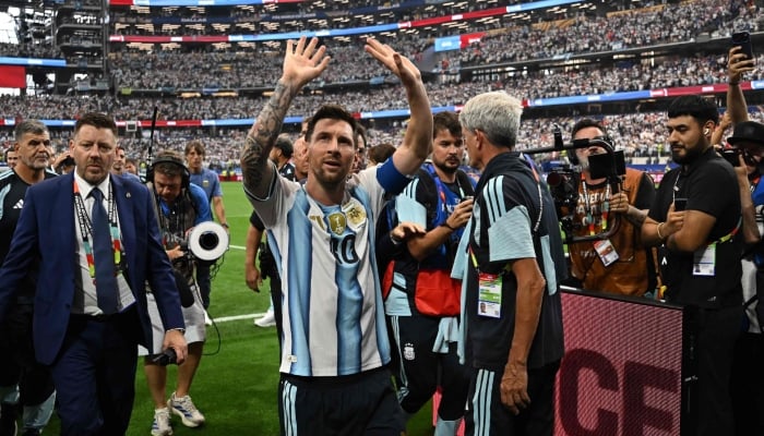 Argentinas forward #10 Lionel Messi waves as he leaves the pitch after winning the 2026 World Cup Group J football match between Argentina and Austria at the Dallas Stadium in Arlington on June 22, 2026. — AFP