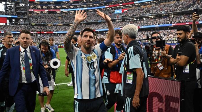 Argentina ease into round of 32 as Messi writes history
