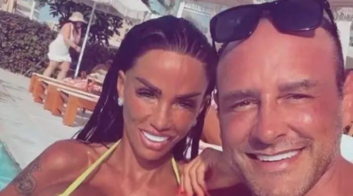  Katie Price, Lee Andrews pack on the PDA during romantic Dubai pool date