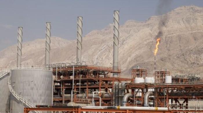 Govt 'considers' buying cheap oil and gas from Iran