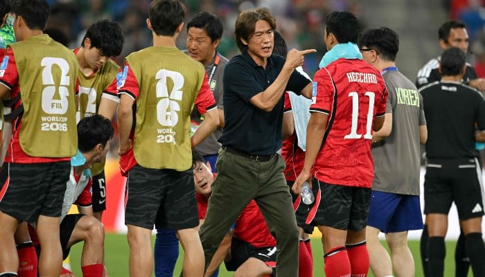 South Koreas head coach Hong Myung-bo talks to his players during a hydration break of the 2026 World Cup Group A football match between South Africa and South Korea at the Monterrey Stadium in Guadalupe, Mexico, on June 24, 2026. — AFP