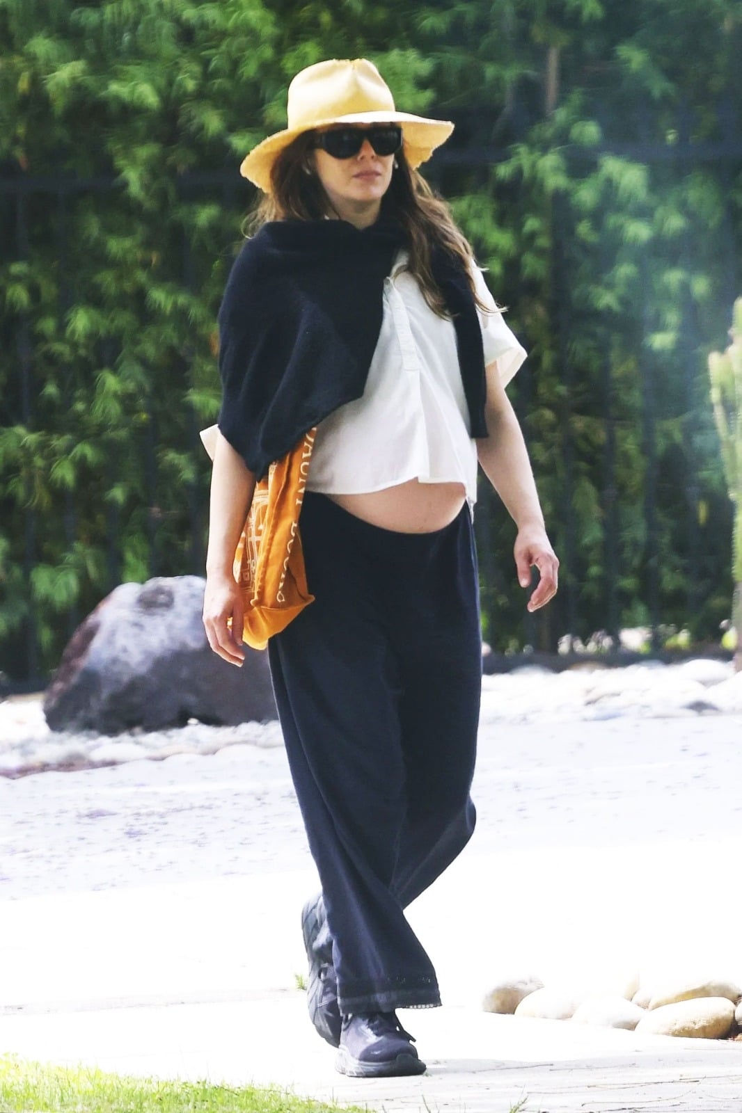 Elizabeth Olsen offers new glimpse of growing baby bump