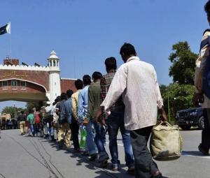 Pakistan and India exchange lists of prisoners 
