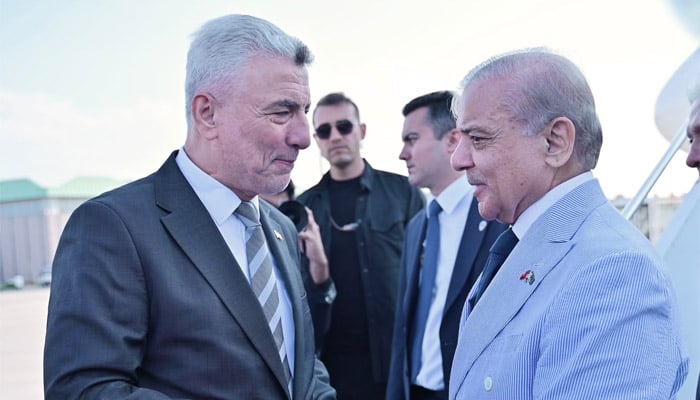 Turkish Trade Minister Omer Bolat receives PM Shehbaz at Istanbul airport. — X/@GovtofPakistan