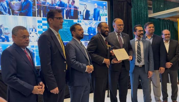 Federal Minister for Planning Ahsan Iqbal (fourth from right) is pictured during a reception at Pakistan Consulate in Houston. — Reporter