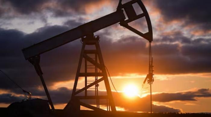 Oil heads for weekly gain as Middle East supply risks persist