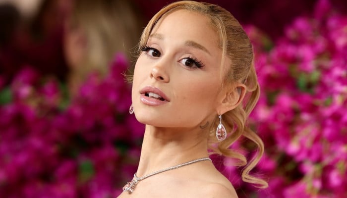 Ariana Grande handles onstage technical glitch like pro