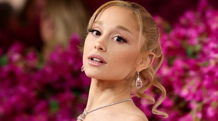 Ariana Grande handles onstage technical glitch like pro