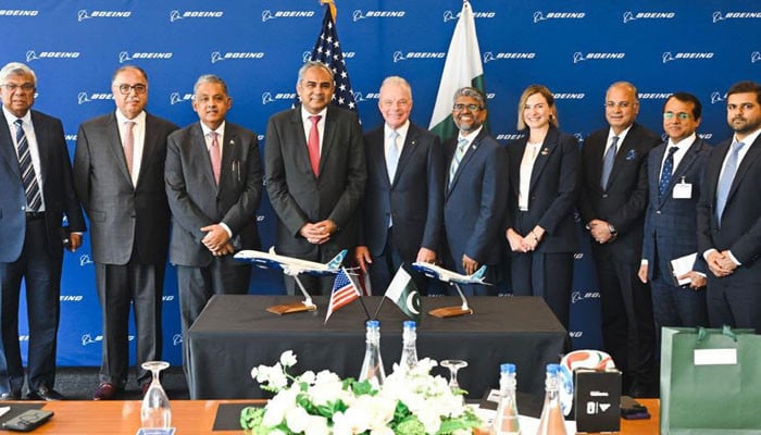Naqvi, Boeing chief discuss acquisition of 16 aircraft for PIA