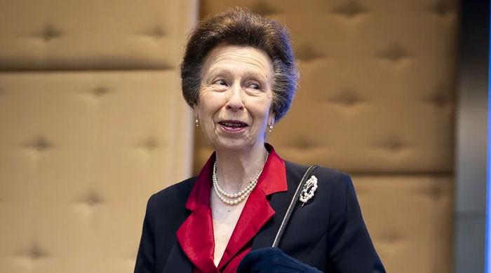 Princess Anne fails to keep serious face during interesting Thai activity