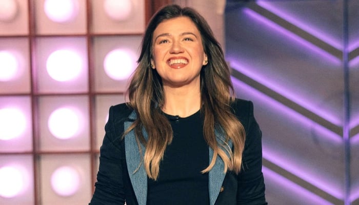 Kelly Clarkson makes rare comment about her talk show exitweb desh