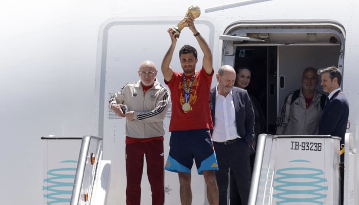 Spanish king hails World Cup heroes as celebration tour begins 12 Spains coach Luis de la Fuente (left), Spains midfielder Rodri (centre) and President of the Spanish Football Federation Rafael Louzan (third from left) pose with their trophy upon their arrival from the US after winning the 2026 World Cup, in Madrid Barajas airport, on July 20, 2026. — AFP