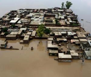 Flooding forces residents to flee homes by boat in Punjab