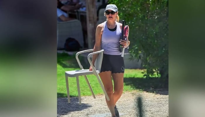 Holly,45, cut a sporty figure in a pair of athletic shorts, which she teamed with a black sports bra