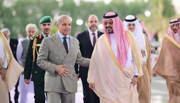 Makkah’s Deputy Governor Prince Saud bin Mishaal bin Abdulaziz and Minister of Environment, Water and Agriculture Abdulrahman Abdulmohsen AlFadley receive Prime Minister Shehbaz Sharif upon arrival in Jeddah on August 6, 2026. —X/ @PakPMO