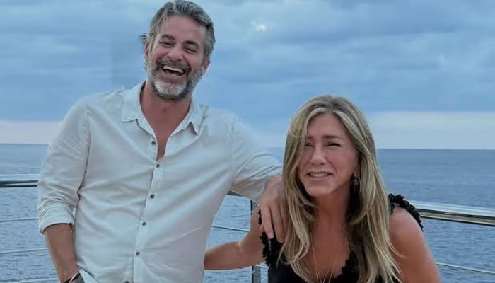 Jennifer Aniston faces relationship dilemma with Jim Curtis