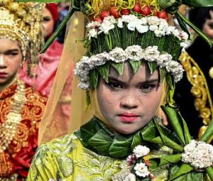 Indonesia clerics warn against men in dresses for independence festivities