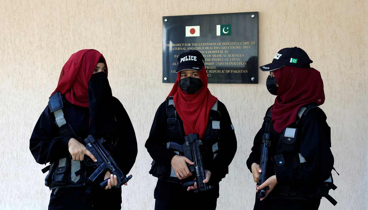 Police officers stand guard following a deadly fire at the Pakistan Institute of Medical Sciences (PIMS) hospital in Islamabad, Pakistan, August 26, 2026.