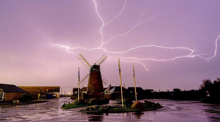 Super El Nino to bring stormy autumn to UK as scientists warn of unprecedented event