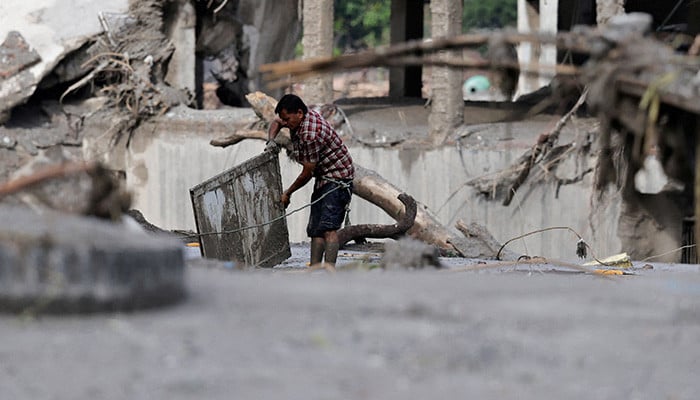 Hundreds killed, more than 1,000 missing in Nepal and China after Himalayan flood