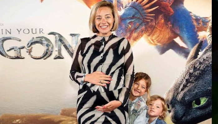 Pregnant Kelsey Parker radiates in minimal makeup on shopping spree