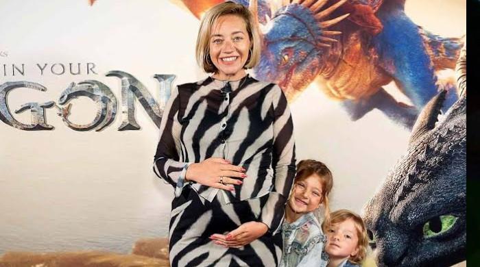 Pregnant Kelsey Parker radiates in minimal makeup on shopping spree