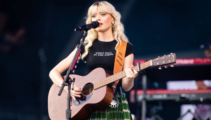 Maisie Peters pays tribute to Dolly Parton at Reading Festival