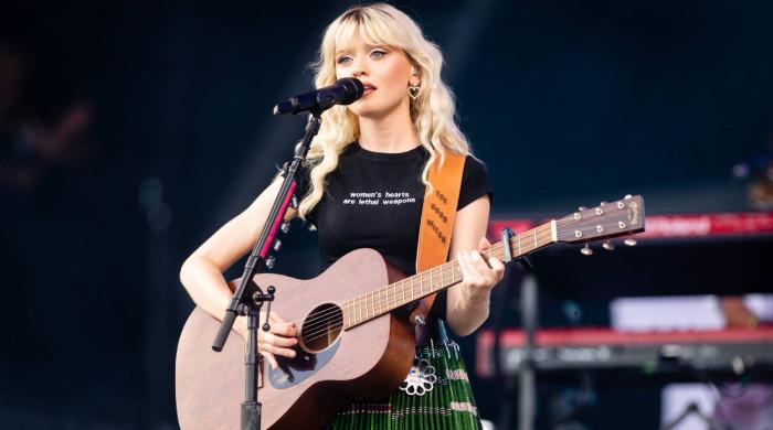Maisie Peters honours Dolly Parton at Reading Festival days after demise