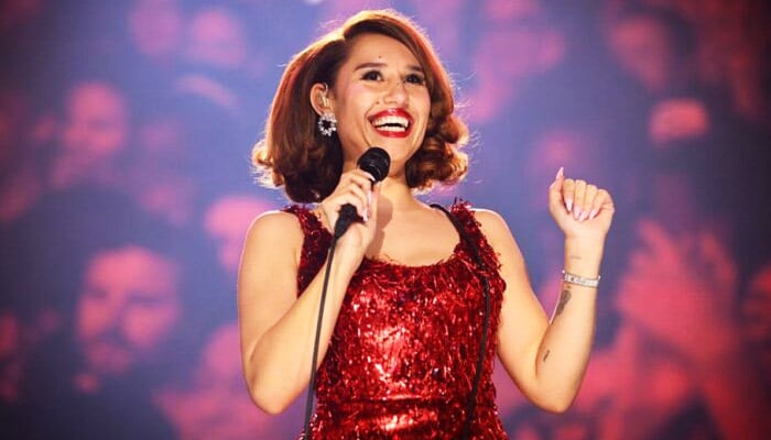 RAYE delivers first-ever live performance of ‘The WhatsApp Shakespeare’