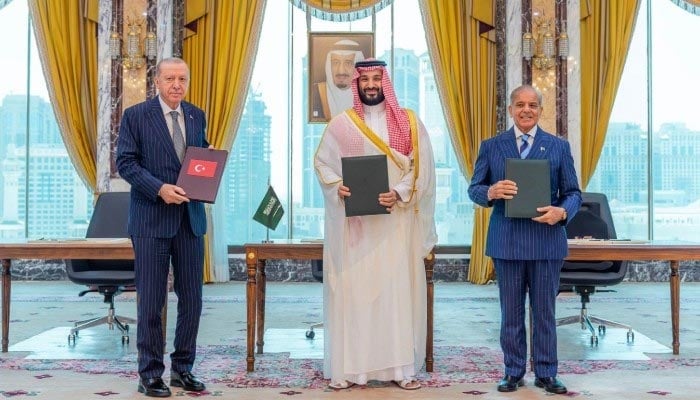 Turkish President Tayyip Erdogan, Saudi Crown Prince Mohammed bin Salman and Prime Minister Shehbaz Sharif pose after signing the joint defence agreement in Makkah, Saudi Arabia, August 7, 2026. — Reuters