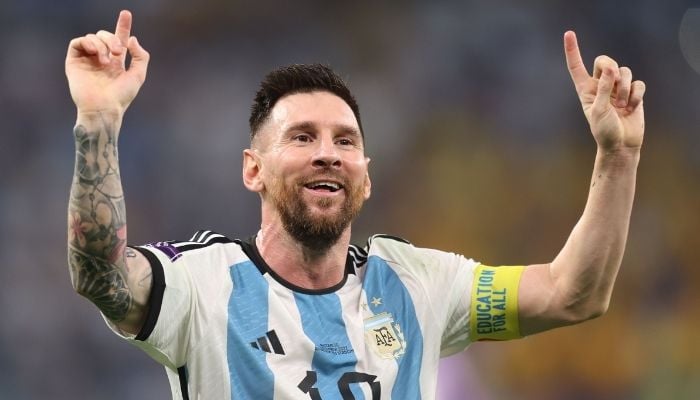 Why does Lionel Messi announce retirement from Argentina national team?