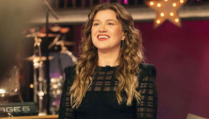 Kelly Clarkson tears up during The Kelly Clarkson Show finale