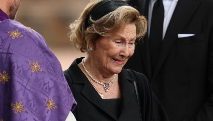 Queen moving gesture for King brings tears to eyes