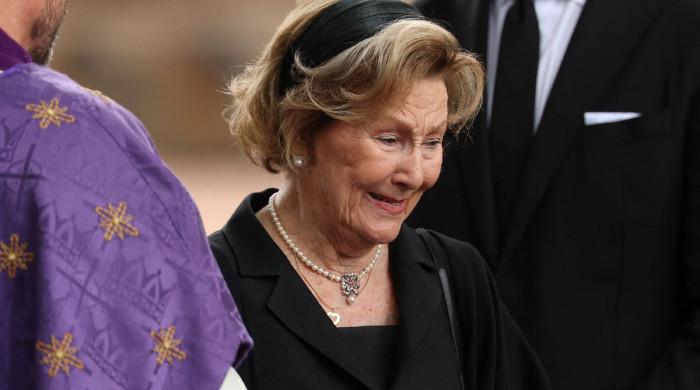 Queen moving gesture for King brings tears to eyes