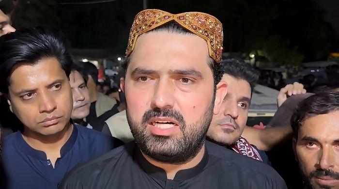 Afridi arrives in Karachi, accuses Sindh govt of blocking roads despite Bilawal's welcome