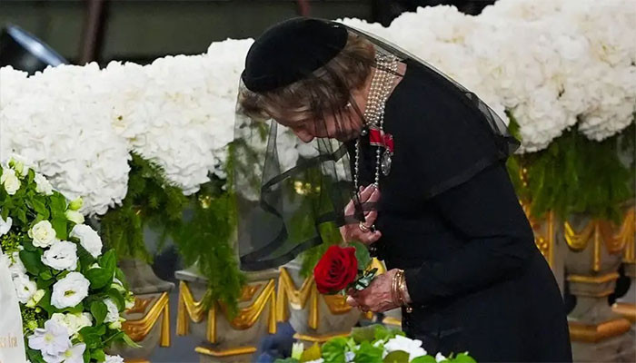 Queen Sonja's final red rose for King Harald leaves Oslo Cathedral in tears