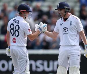 England turn screw in third Test against Pakistan