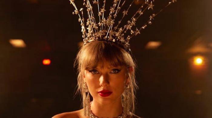 Taylor Swift sparks buzz about special 'announcement' at VMAs