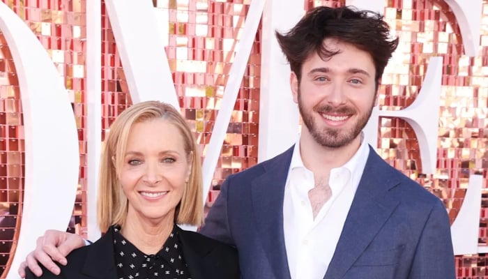 Lisa Kudrow returns to Emmys red carpet after 7 years