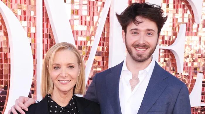 Lisa Kudrow returns to Emmys red carpet after 7 years