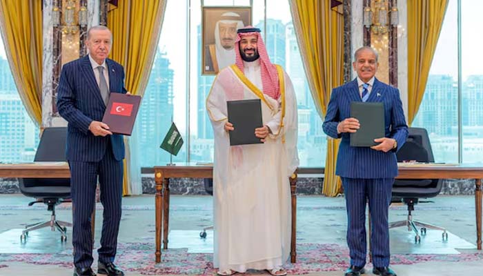 Turkish President Tayyip Erdogan, Saudi Crown Prince Mohammed bin Salman and Prime Minister Shehbaz Sharif pose after signing the joint defence agreement in Makkah, Saudi Arabia, August 7, 2026. — Reuters
