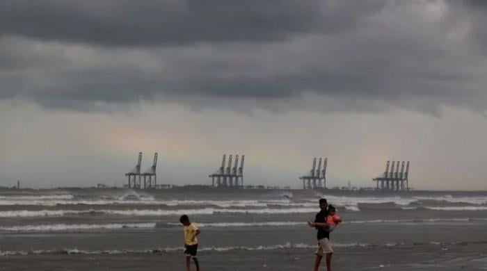 What is behind foul odour along Karachi coast?