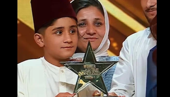 Blind artist Fawad Alam emerges as the winner of the first season of Pakistans Got Talent. — Screengrab via Facebook/@harpalgeotv