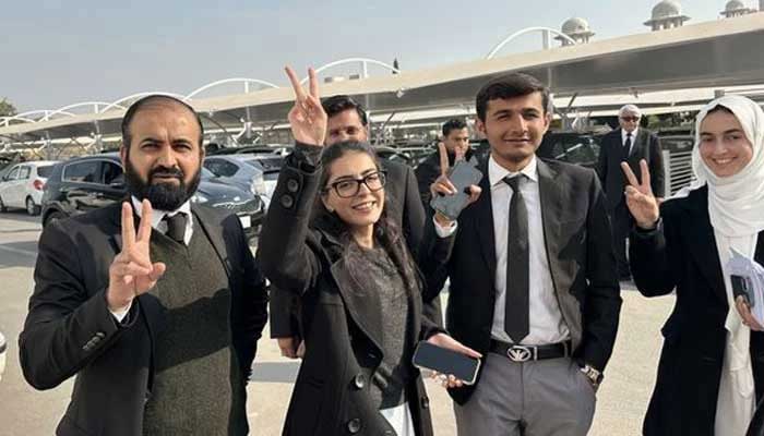 Lawyer Imaan Mazari (centre) pictured alongside her husband Advocate Hadi Ali Chattha (left) outside a court. — X@AsadAToor/File