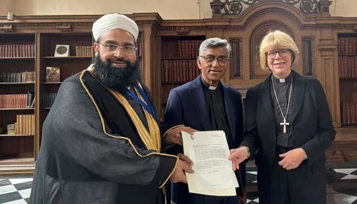 Chairman of the Pakistan Ulema Council and Coordinator of the National Paigham-e-Aman Committee, Muhammad Tahir Mehmood Ashrafi, receives Hubert Walter Award for Reconciliation and Interfaith Cooperation at a prestigious ceremony held in the Great Hall of the historic Lambeth Palace in London.
